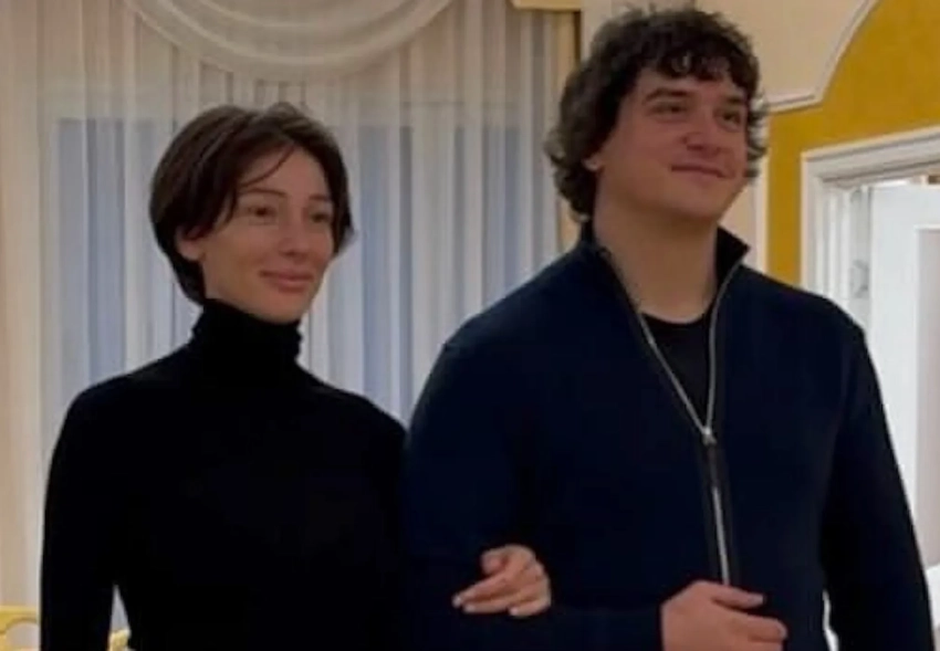 "Так тебя люблю". Настя Ивлеева показала фото с регистрации брака с мужем Филиппом Бегаком