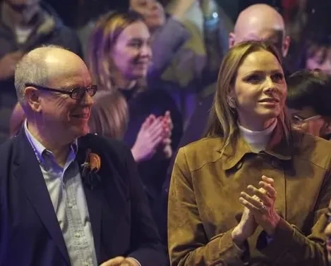 Княгиня Монако Шарлен и князь Альбер II посетили рождественский спектакль