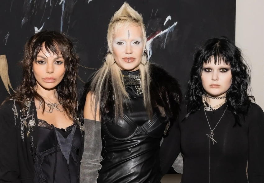 Глюкоза с младшей дочерью, Ксения Собчак и Александр Цекало с женой Дариной Эрвин на открытии выставки Генри Александра Леви