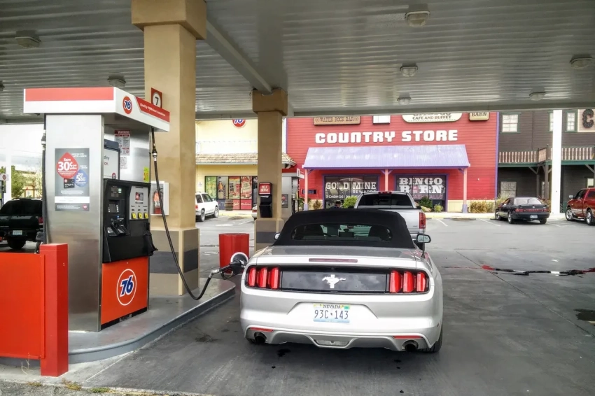 Цены на бензин в США в декабре упали до минимума за последние четыре года