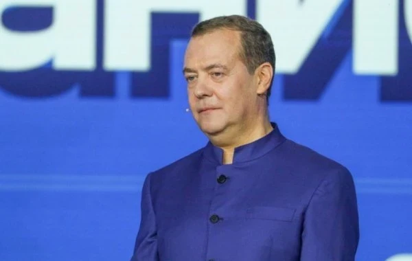 Медведев призвал Трампа поспешить с Гренландией, пока она не вошла в состав РФ