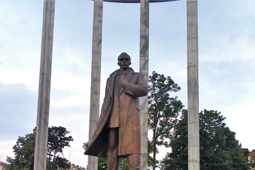 СМИ Украины: русские во Львове били не по памятнику Бандере