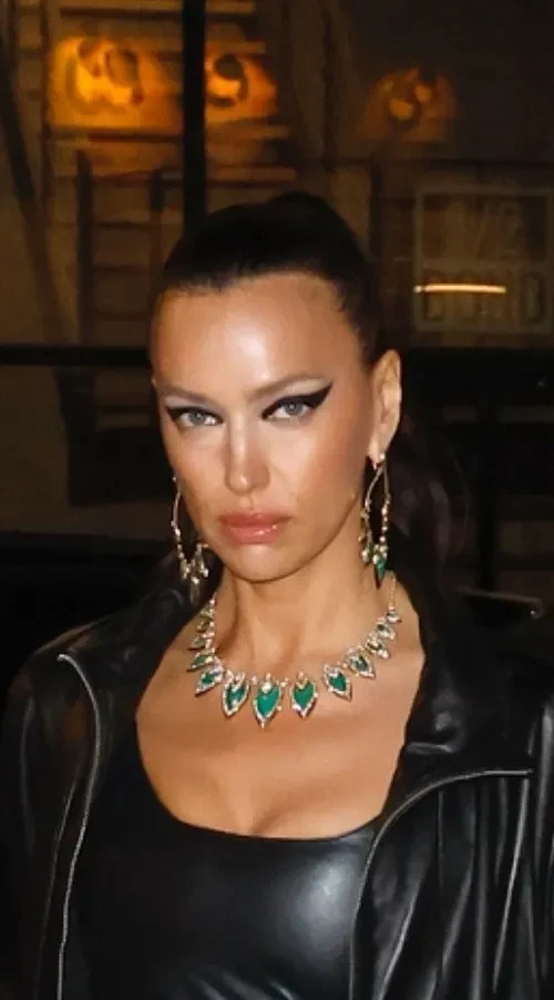 Ирина Шейк в образе "доминатрикс" посетила выставку в Нью-Йорке