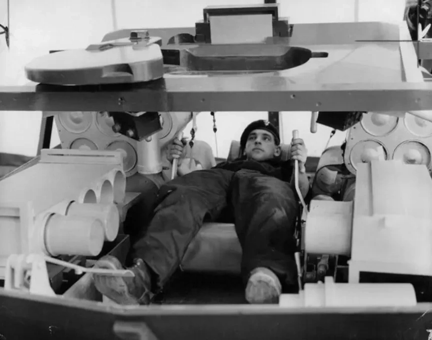 О рабочем месте механика-водителя британского танка «Чифтен»