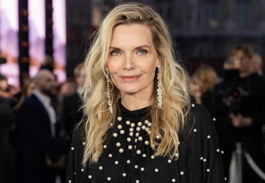 Мишель Пфайффер вышла на красную дорожку премьеры своего нового сериала "Река Мадисон"