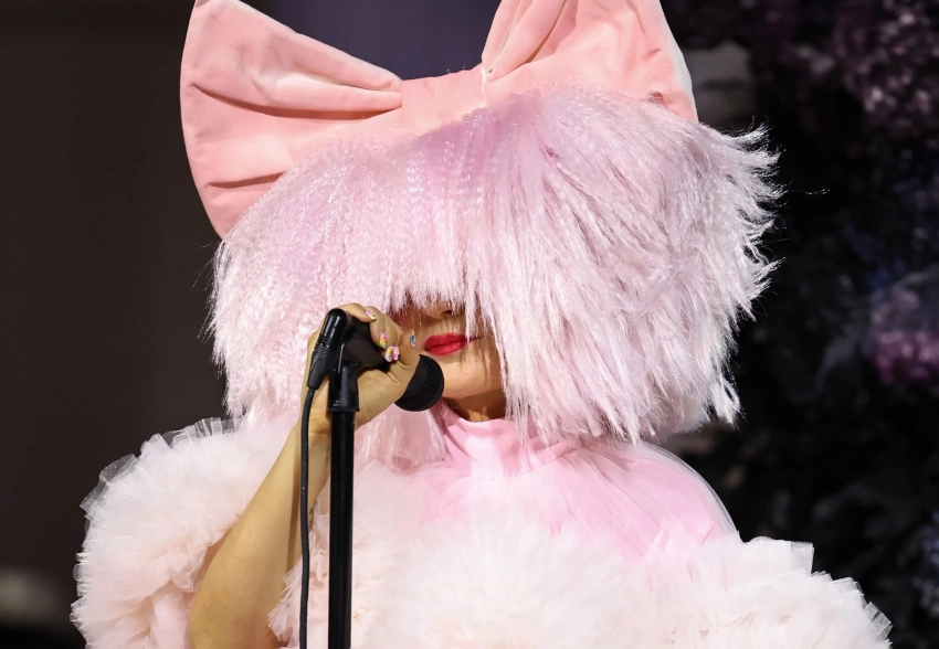 Певица Sia будет выплачивать 40 тысяч долларов алиментов бывшему мужу